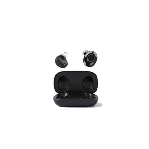 Aparat auditiv mini Great-Ears G18C negru reîncărcabil, două aparate și carcasă de încărcare magnetică deschisă, fundal alb